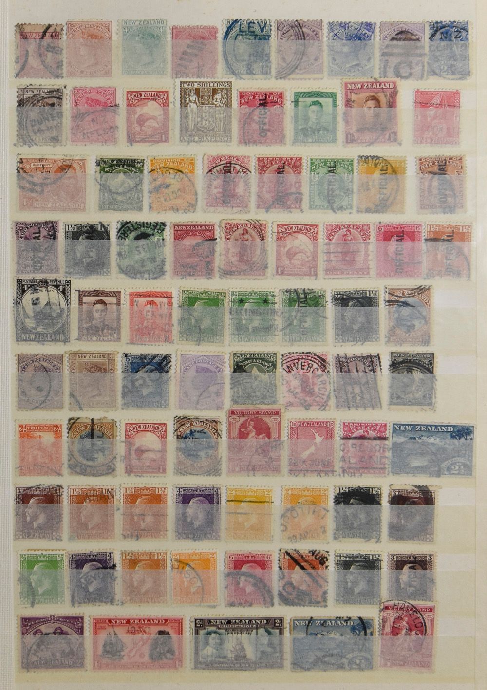 Importante collection dans 3 classeurs classés par ordre alphabétique, avec des documents beaucoup plus anciens, tb/b/àv.