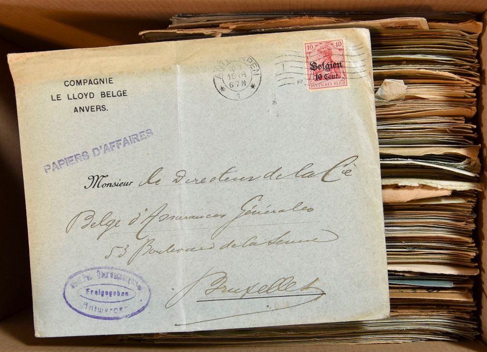 1915/1918 Samenstelling 400 brieven met diverse bestemmingen, stempels van kleine gemeenten, briefhoofdingen, enz., zm/m/ntz