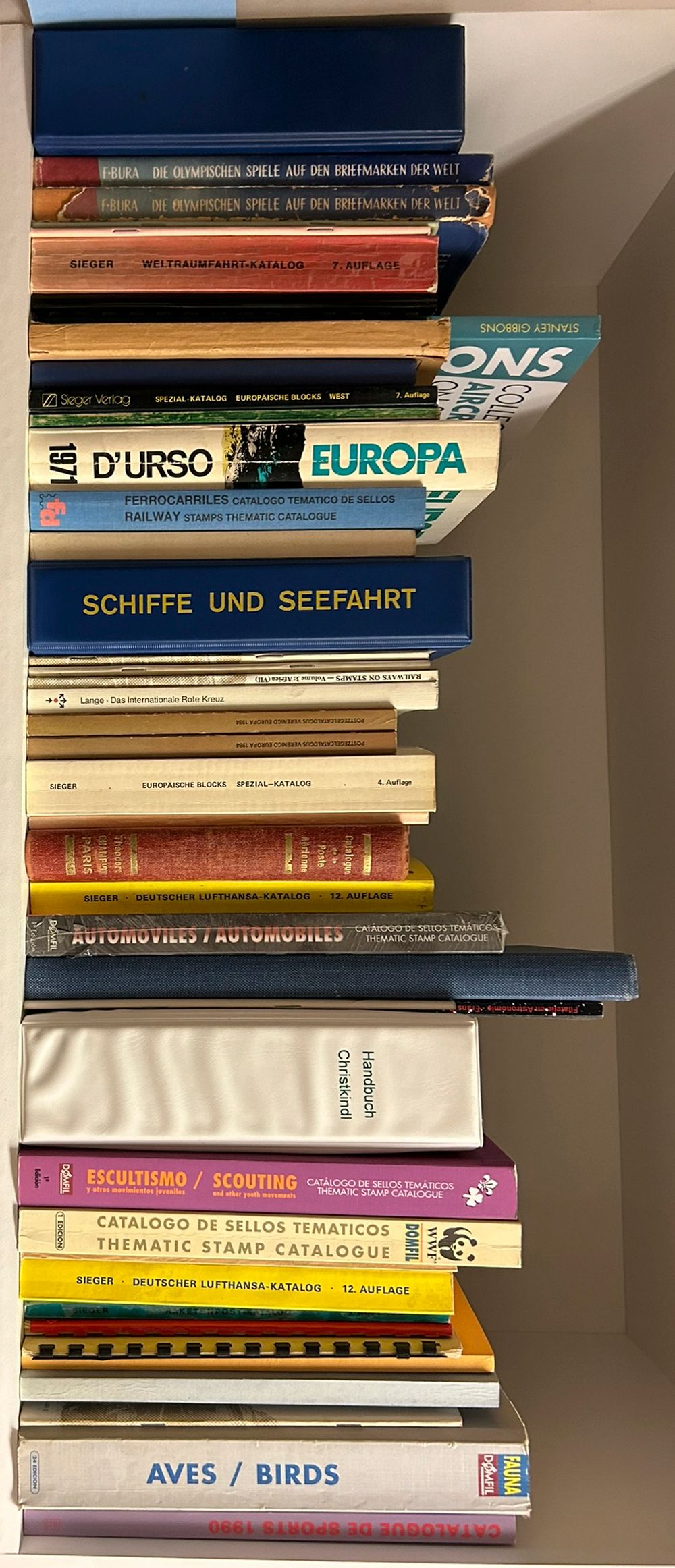 Catalogues from various countries, accumulation of 48 books, see photo on website