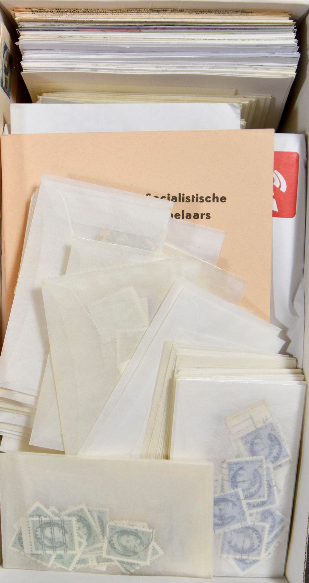 Verschiedene Länder, diverse Zusammenstellung, u.a. Belgien, Thema, Schweiz, Japan, Jugoslawien, französische Gebiete, auf Blättern, in Pergamintüten, zm/m/ntz.