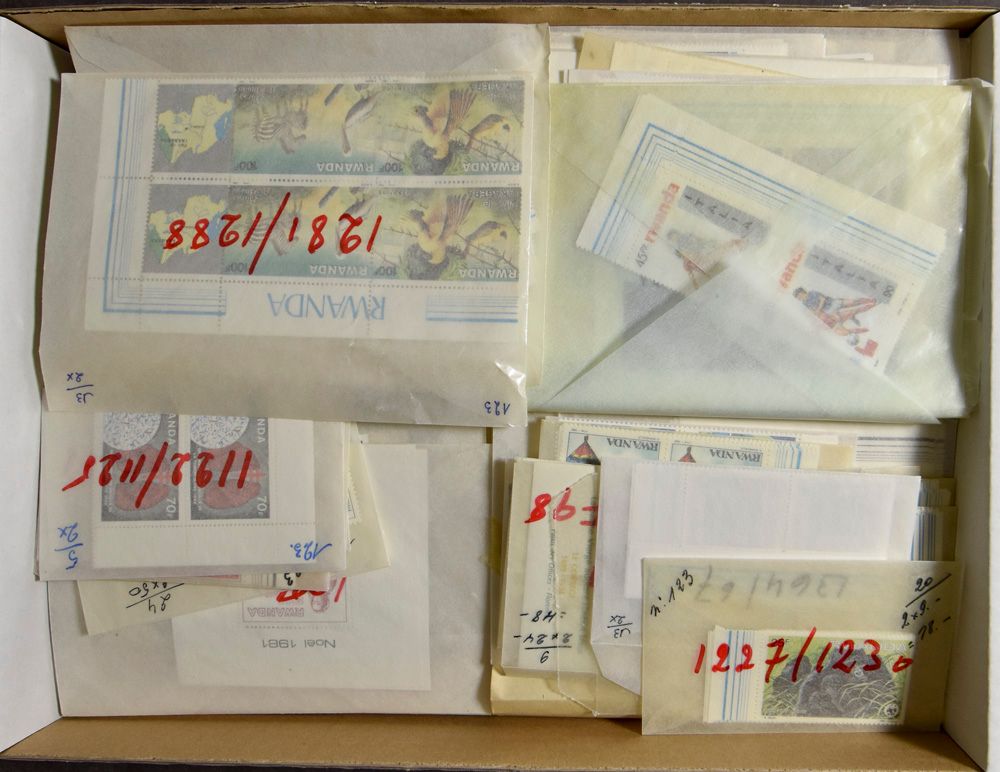 1966/1993 Nice stock (2x) in envelopes, with 1310/14 (sheets), 1396/98, list included, full sets, vf/f (OBP €5.677)