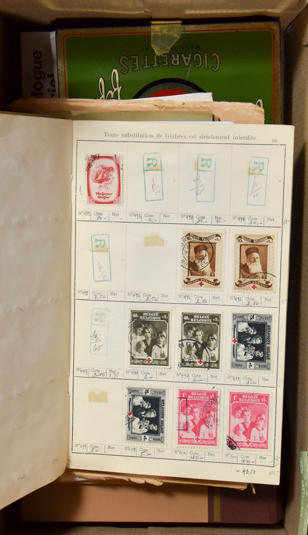 Schachtel mit Hunderten von Marken, Tauschheften, aus Belgien, Schweden, Australien, Großbritannien, Dänemark, USA, Norwegen, Luxemburg, Frankreich, Belgisch-Kongo, Polen, Brasilien, etc.