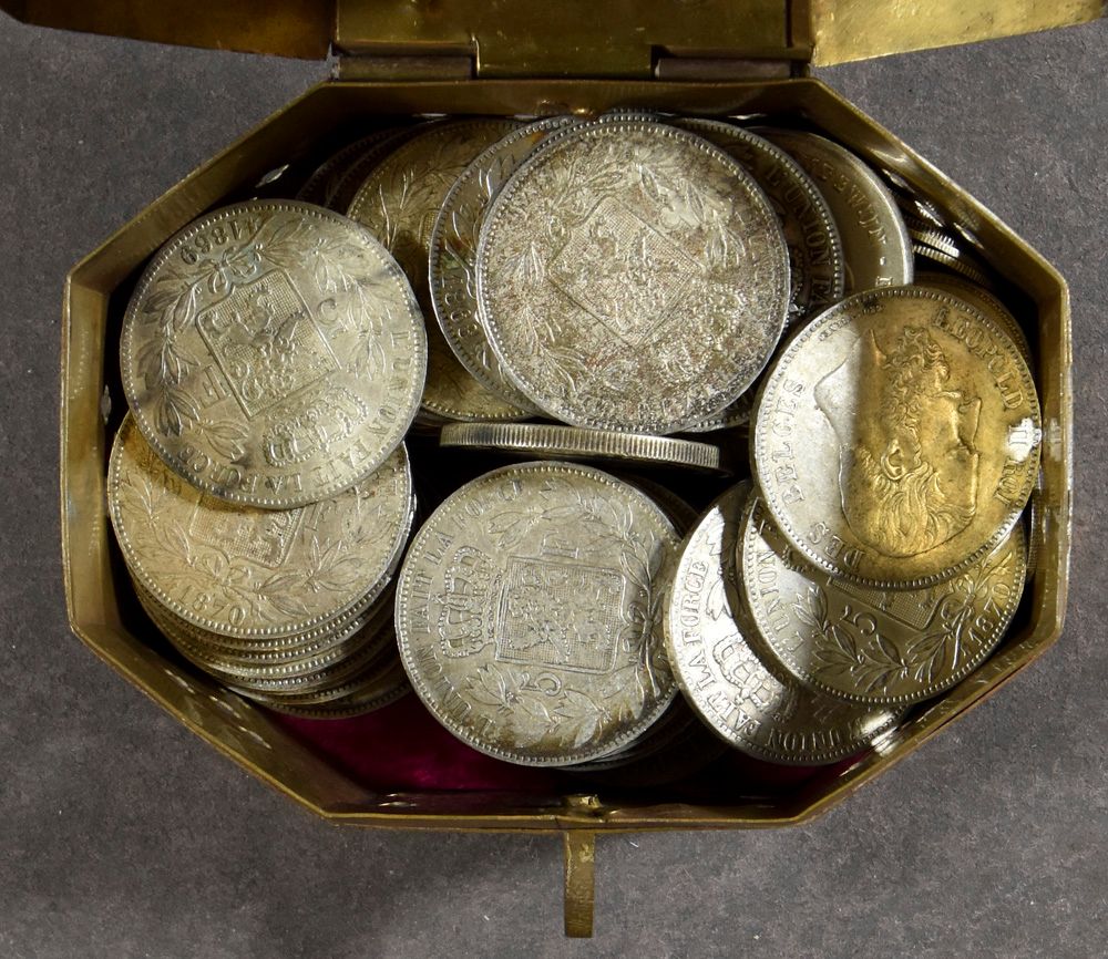 MUNTEN: 1037gr. zuiver zilver, voornamelijk Belgische 5 frank stukken in een prachtig doosje