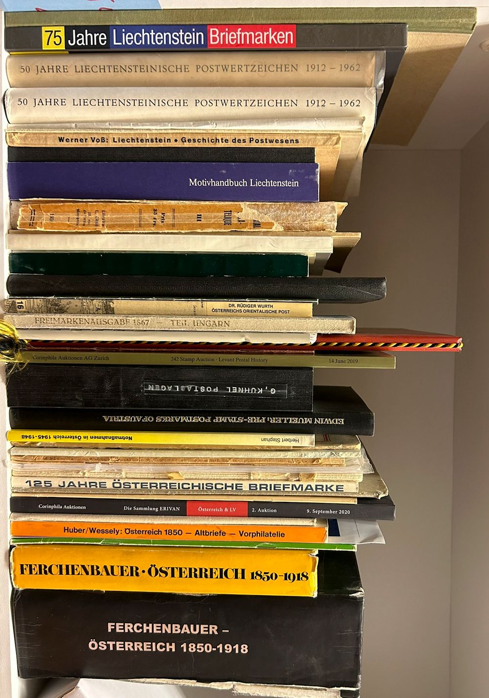 Liechtenstein + Oostenrijk, samenstelling van 40 boeken, zie foto op website 
