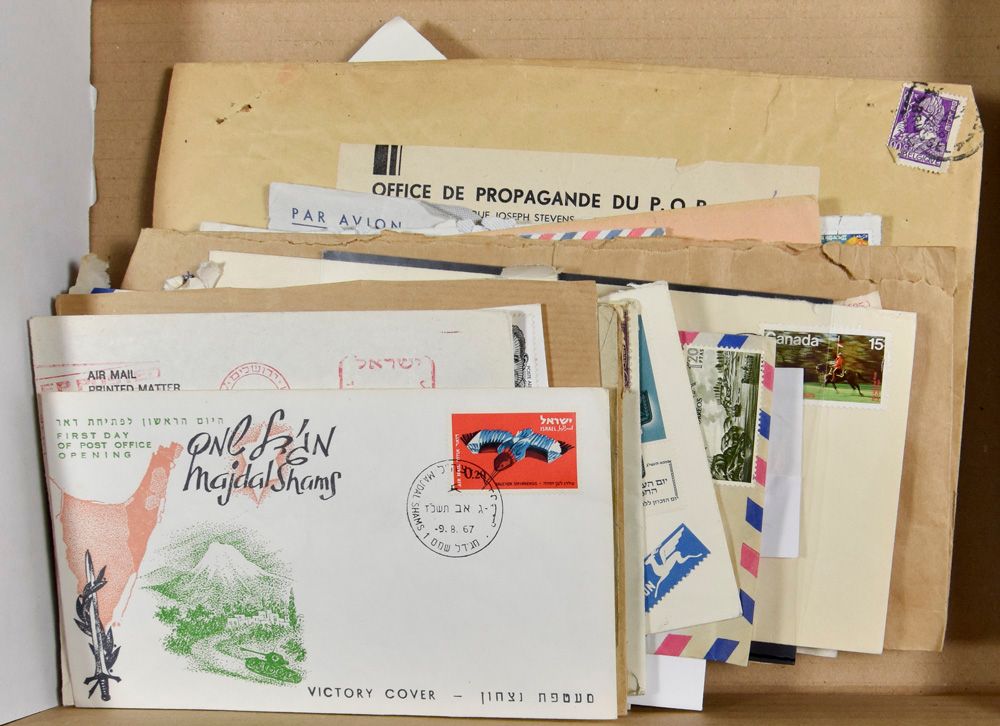 100 items 1915/83 (letters, postcards, FDC, stationery) from Tunisia, Algeria, China, USA, France, Canada (UNO), Spain, Switzerland, Haute Volta, Germany, Australia, Italy, Israel, 