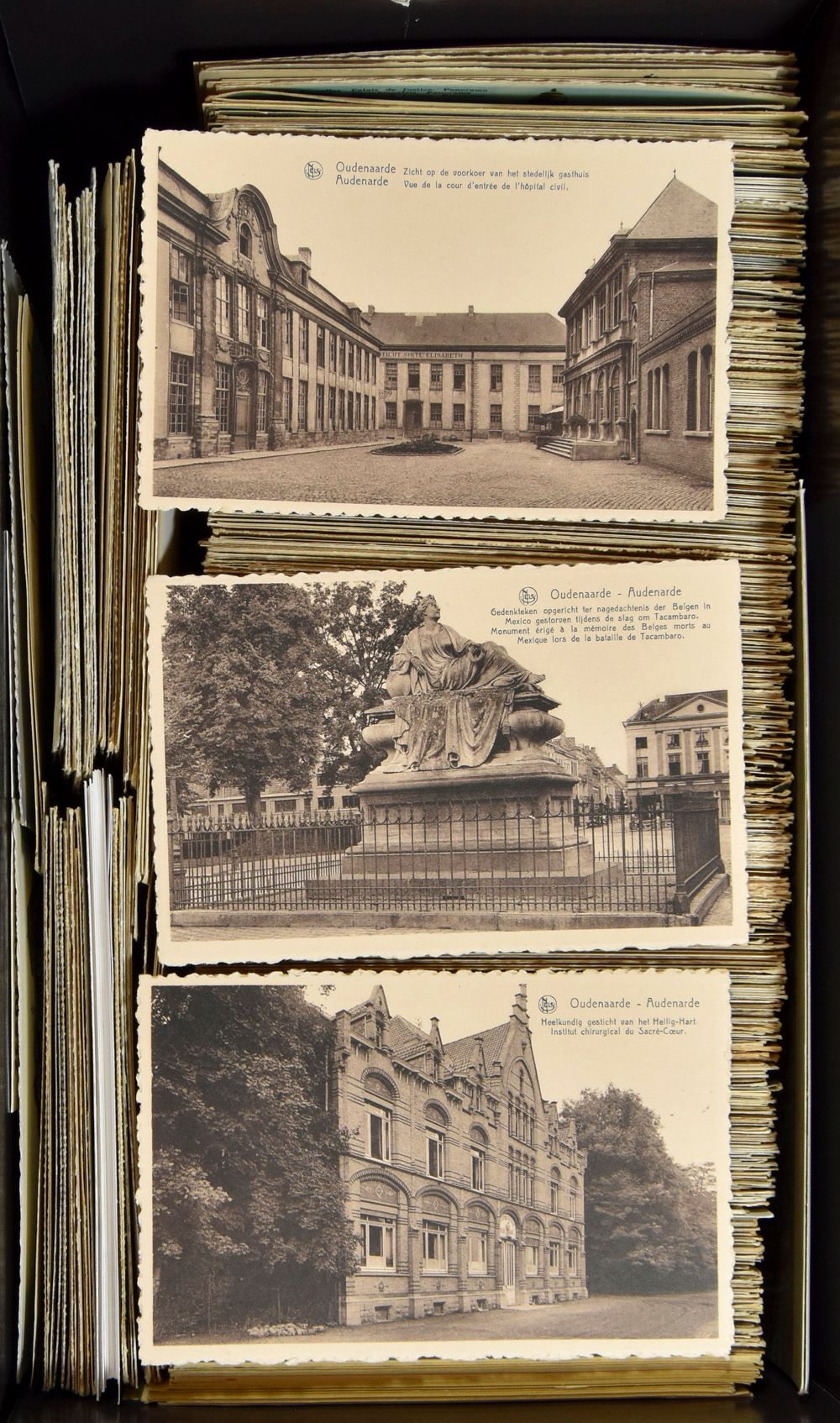 Mooi assortiment, steden, dorpen en algemene zichten, alle oudere, w.o. vele betere (1100 stuks)