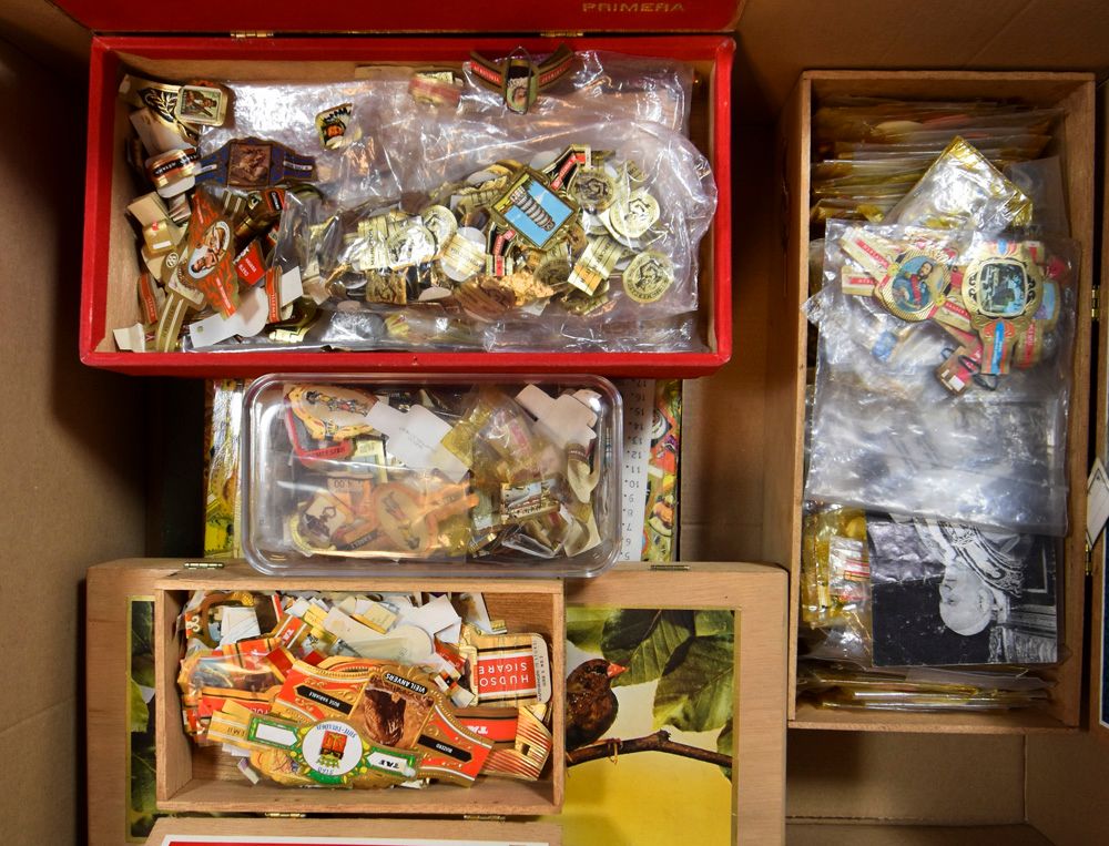 SIGARENBANDEN: in 3 boeken en diverse doosjes (Duizenden stuks)
