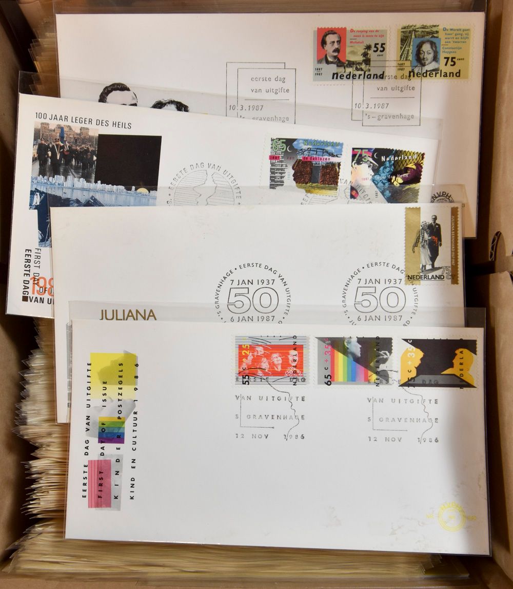 Verzameling FDC's vanaf 1960 met adres op volgorde in plastiek box, ook wat andere stukken, zm 