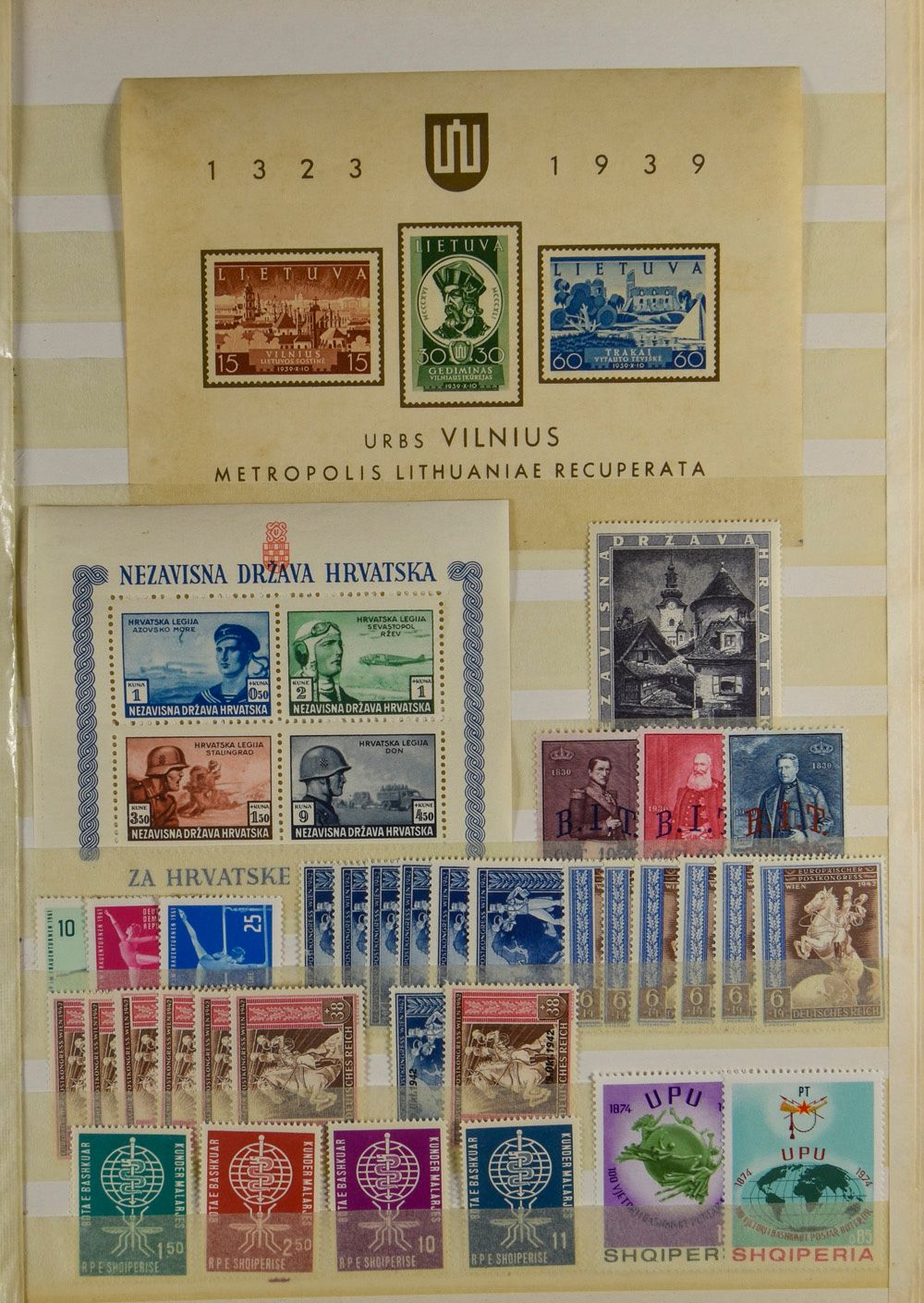 Umfangreiche Zusammenstellung verschiedener Themen aus verschiedenen Epochen in 2 dicken Einsteckbüchern und auf Blättern, u.a. besser Naher Osten, Sammelausgaben Britische Gebiete (u.a. Rotes Kreuz, Freiheit vom Hunger, Kooperation), Afghanistan, Europa CEPT, einige Marken mit Scharnier, riesige Menge, zm 