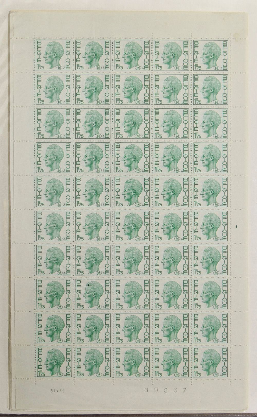 1971/1980 Voorraad dienstzegels, alle waarden aanwezig in volledige vellen, meestal met volledige set plaatnummers + militaire zegels, o.a. 64-P2 (100x), 68 (400x) en 79 (200x), zm (OBP €4.680)