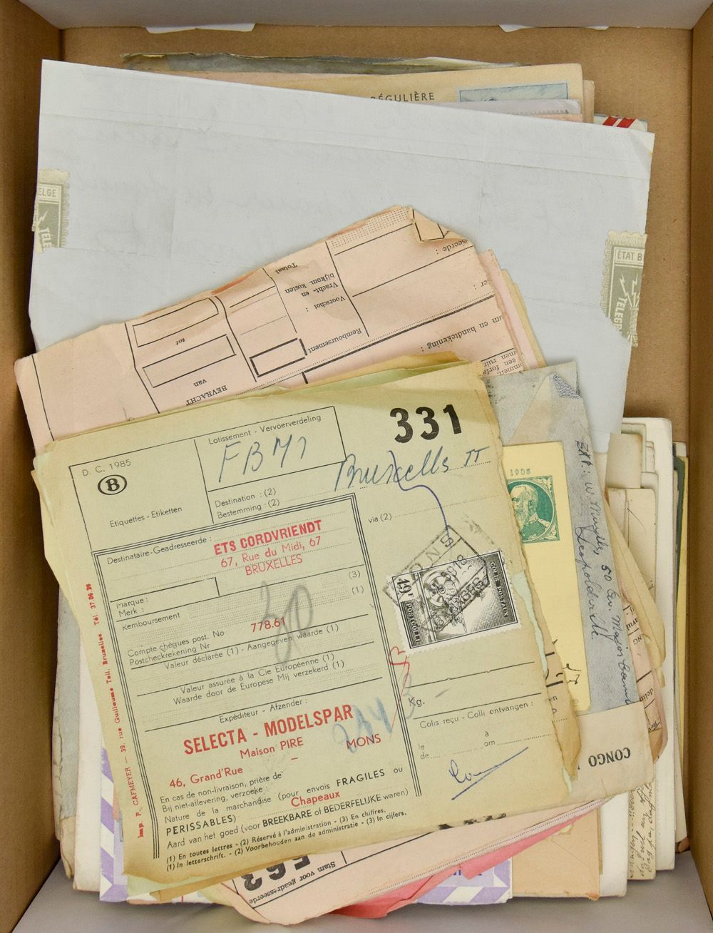 Doos met postkaarten en brieven, w.o. betere, vnl België (enkele 1000den)
