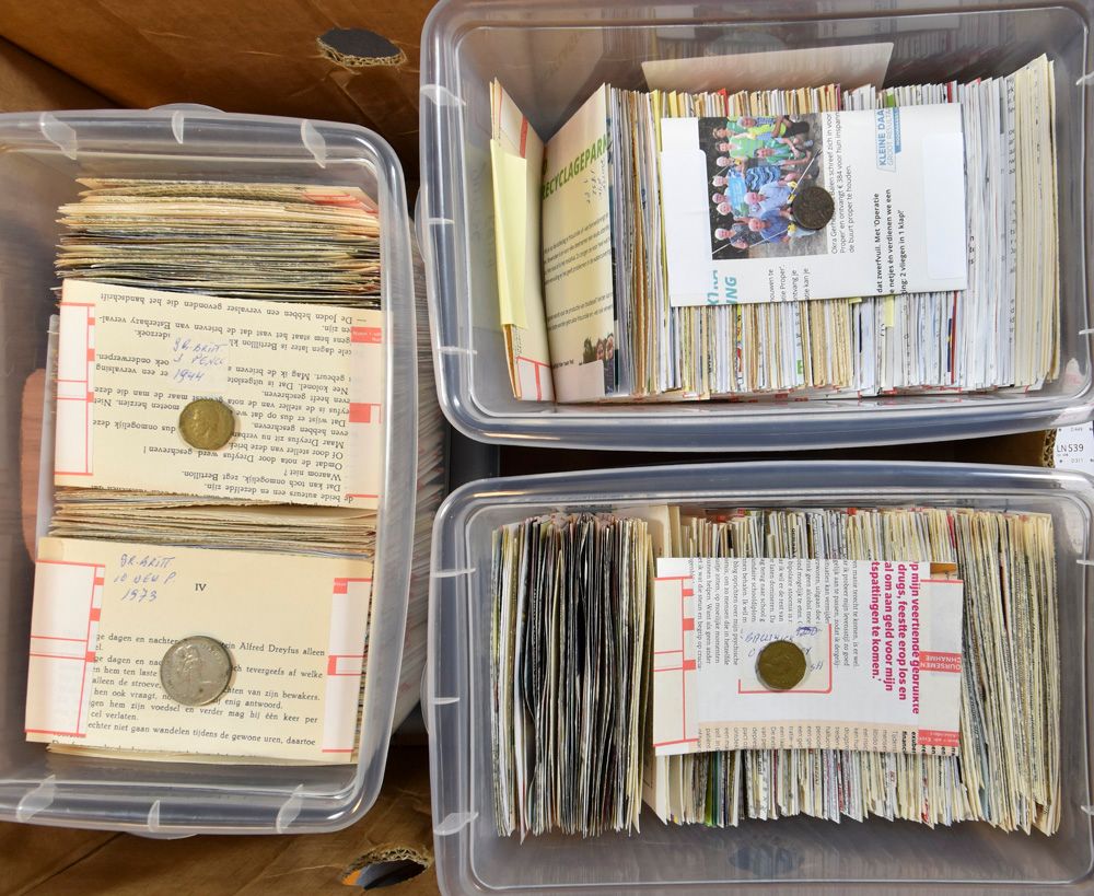 MUNTEN : Per eenheid geklasseerd in envelopjes, in 6 plastieken bakjes.