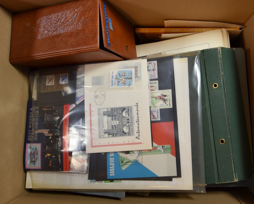 Überraschungsbox verschiedener Länder und Epochen in Mappen und Alben, einwandfrei/schön/zu kontrollieren