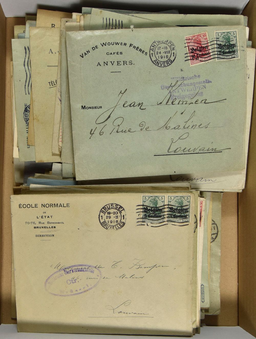 1916/1918, ongeveer 140 brieven, gefrankeerd met opdruk Germania, met verschillende censuren van Brussel, Antwerpen, Luik, Bergen en Diest, zeer interessant voor studie, zm