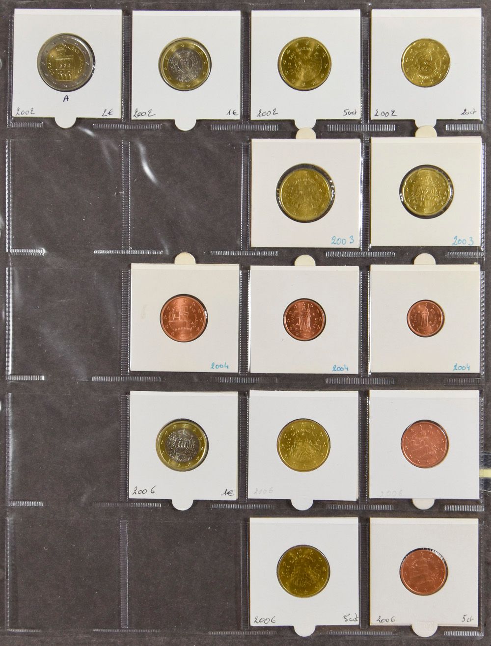 MUNTEN: Verzameling Euromunten, w.o. koffertje met 50 commemoratieve 2 euro's, map met C.C. Andorra en losse munten Andorra, 2 euro's San Marino, 2 euro's België, C.C. van de 50c. en 2 euro's Vaticaan, enz. 
