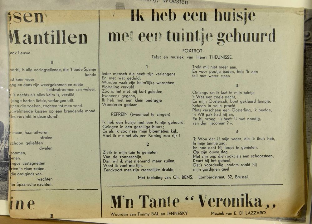 DIVERSE: Menu's, kleine partituren, grote repro's van postkaarten, 1 Affiette straat zangers