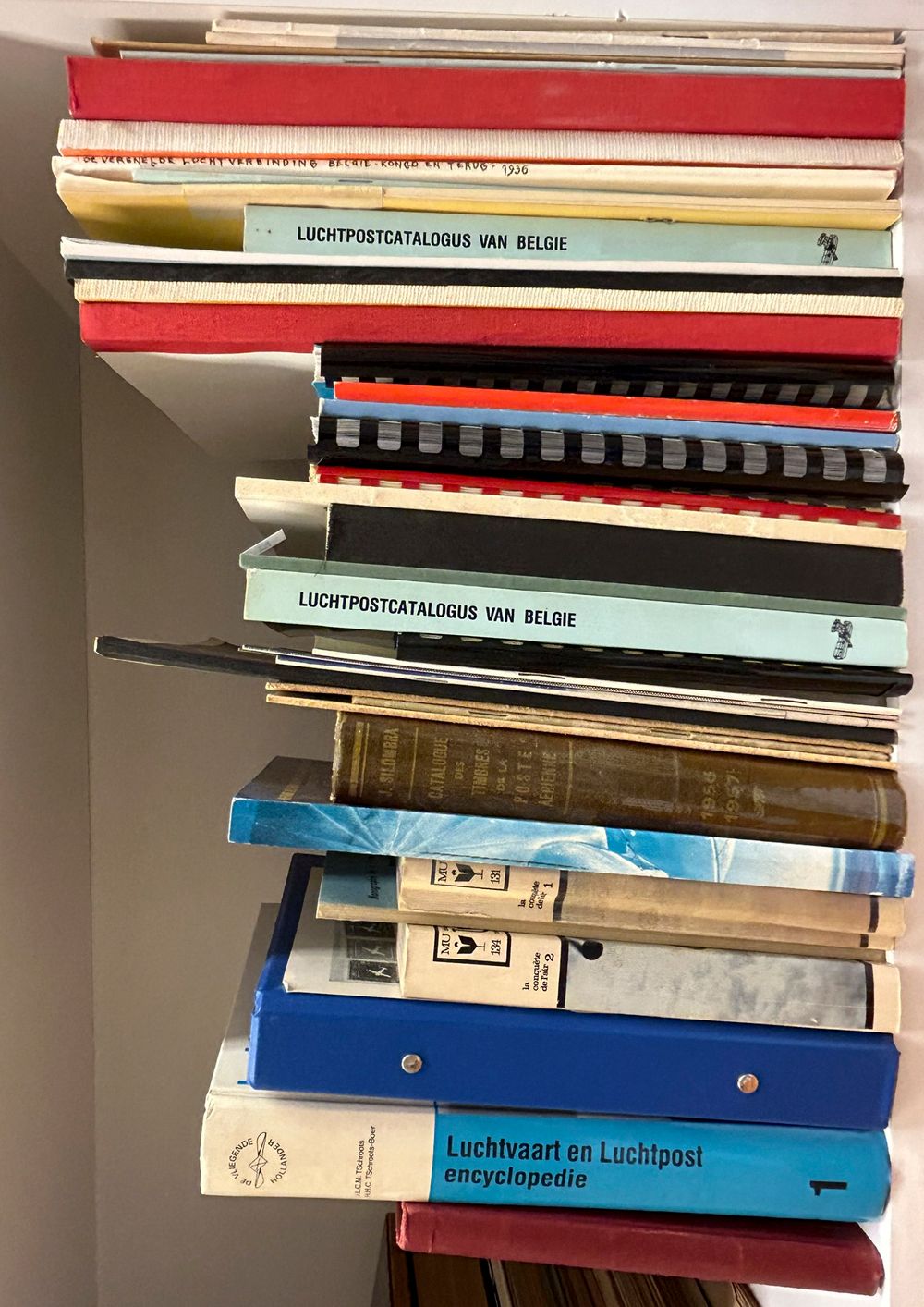 Airmail, various countries, accumulation of 47 books, all about airmail, see photo on website