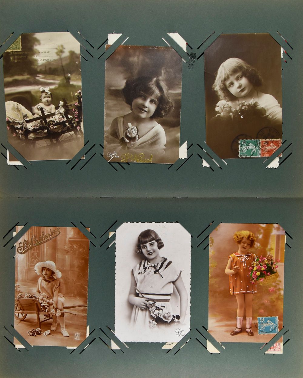 Vrouwen en mode, in oud album (+/-450 stuks)