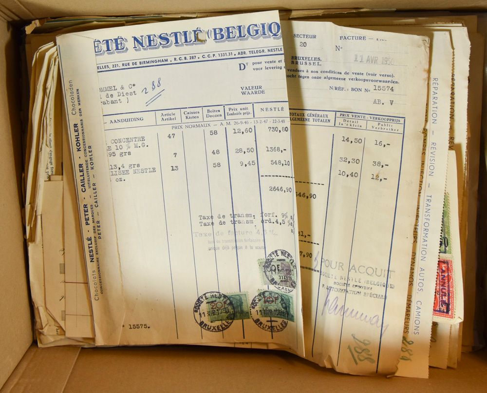 Jaren '30-'60, samenstelling oude facturen, waarbij met fiscale zegels, ntz 