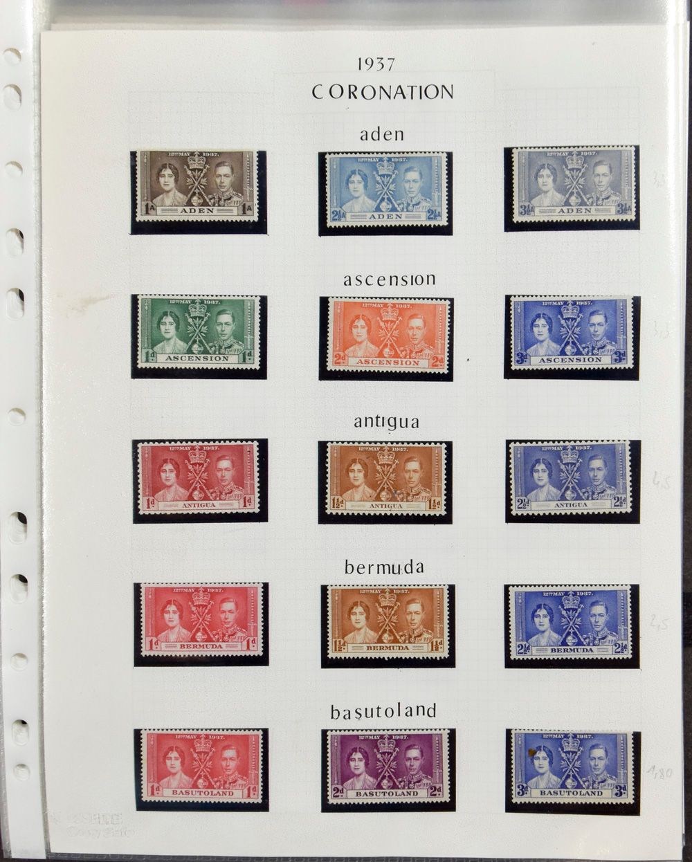Et territoires, collection/approvisionnement en albums et classeurs comprenant Hong Kong, Îles Anglo-Normandes, Omnibus 1937, Gibraltar, tb/b/àv