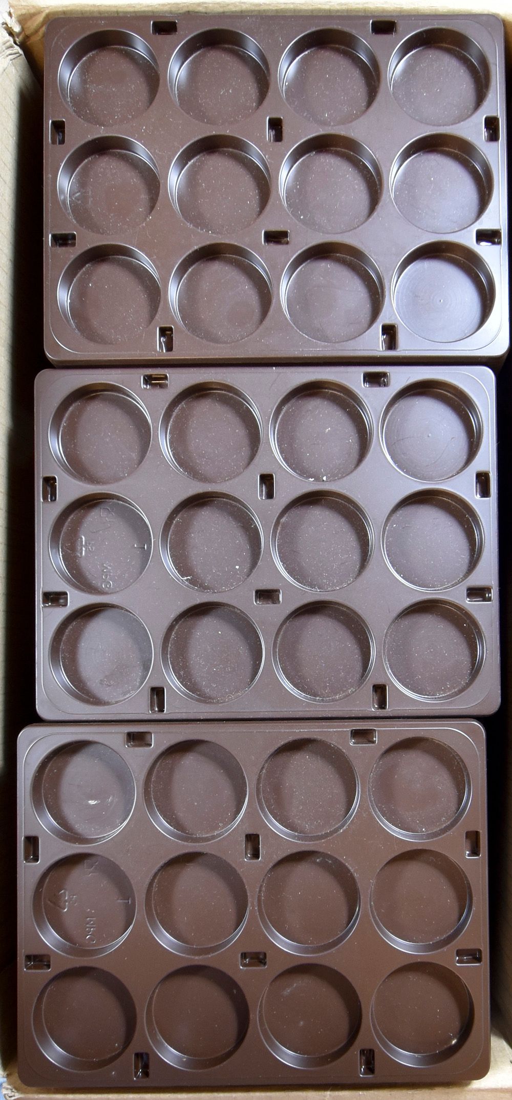Muntenhouders : 100den plastiek.