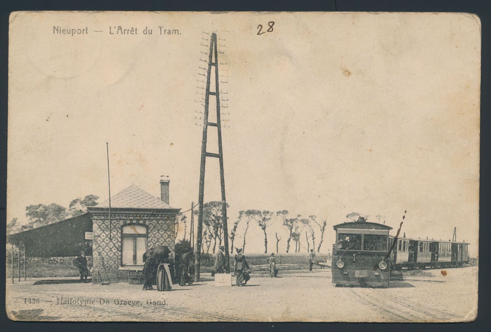 Provincie West-Vlaanderen, Nieuwpoort, aankomst van de tram, kwaliteit na te zien (1 stuk)