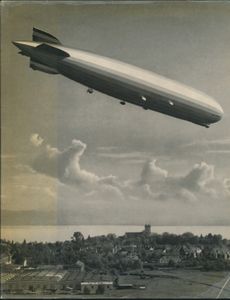 Zeppelin - Ein bedeutenes Kapitel aus dem Geschichtsbuch der Luftfahrt; Zeppelin-Metallwerken GmbH, Germany; 1974; gedrukt; ingebonden; Duits; +/-50 pag.; harde kaft; zeer mooi; een fotoalbum over de geschiedenis van de Zeppelinmaatschappij, derde druk, met veel nuttige informatie voor de filatelie, compleet met stofomslag