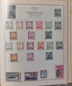 Divers articles dans 3 albums avec des FDC du Zimbabwe et 2 anciens albums mondiaux avec du matériel de meilleure qualité, notamment la série complète Ascension George VI, les Bahamas, les Falklands George VI les deux séries, tb/b/à voir