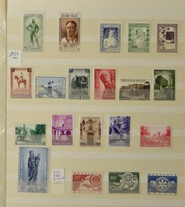Diverse items met o.a. n° 221/33, 259/63, 351/52, Albert met Kepi, Brugge, Schrijvers, blok vluchtelingen, etc., overwegend postfris, zm/m/ntz