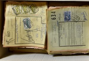 1950/1951 Samenstelling 1.000 postcolliformulieren, w.o. veel verschillende stationsstempels, frankeringen en diverse militaire colli, zm/m