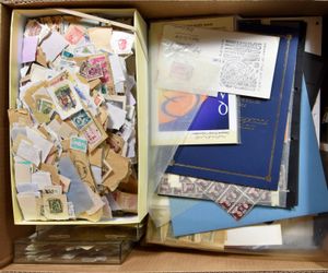 Composition de divers pays dans des livres, des classeurs et des boîtes, b/à voir