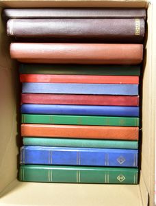 Insteekboeken (13 stuks), 2 mappen met plastiek mapjes en 1 album, gemengde kwaliteit