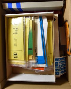 Diverse items, zeer goed gevulde doos met 2 lege insteekboeken, kaartjes, 2 snijmachientjes, honderden pakjes met klemstroken, verschillende merken en vele ongeopend