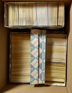 Des dizaines de milliers de timbres triés dans des pochettes, tb/b