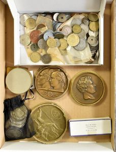 MUNTEN: Losse munten (honderdtal stuks), 5 medailles, 2 mooie dasspelden en 220gr. zuiver zilver