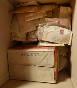 Duizenden zegels klein formaat in omslagen en doos, diverse uitgiften met langlopende reeksen, zm/m/ntz