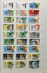 Samenstelling diverse uitgiften en periodes in 13 insteekboeken, waarbij SP, moderne zegels uit boekjes, blokken, enz., zm/m/ntz