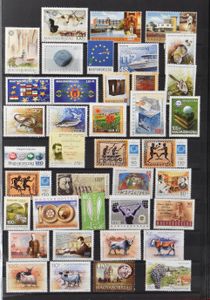 1871/2005 Verzameling in 2 insteekboeken met veel ouder materiaal en veel moderner postfris, zm/m