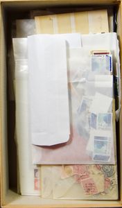 Doos met honderden FDC's, vanaf begin jaren '60 + losse zegels, waarbij volledige reeksen, zm/m/ntz