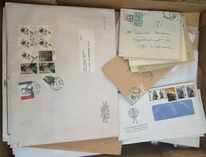 Gevarieerd geheel, verschillende periodes (overwegend voor 2000), ideaal Winterlot brieven, 1° dag, BK, postfolders met zegels, etc., in 6 bananendozen, ntz
