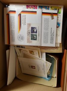 Environ 80 carnets d'échange, des centaines d'envois postaux, etc., ainsi que 3 livres avec divers articles, zm/b