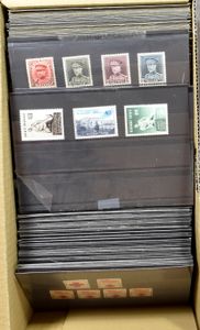 Une boîte contenant plus de 300 boîtes de présentation noires avec des timbres de tous les pays, des séries complètes, de nombreux thèmes, à vérifier, vf/f