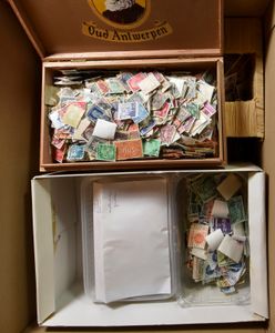 Mélange sans papier et trié sur fragment dans des boîtes plus petites, b/à voir