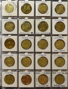 MUNTEN: In 3 moderne albums, doos, losse setjes, mapjes, bankbiljetten, documenten, enz., w.o. 920gr. zuiver zilver)