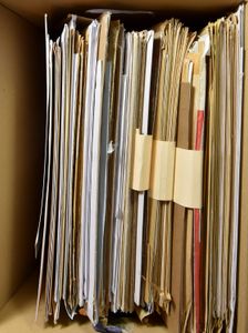 Boîte contenant de très grandes enveloppes affranchies, dont la Belgique, toutes postérieures à 1970, tb/b/à voir