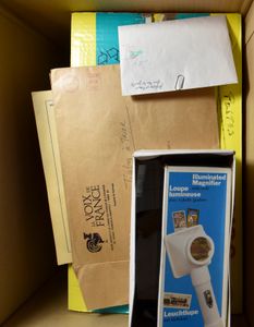 Restes de timbres, y compris du matériel tel que des bandes adhésives, une loupe, à voir.