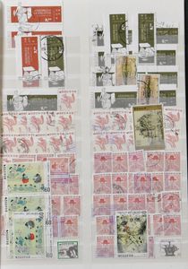 Divers pays dans des classeurs avec du matériel joli, notamment des timbres dorés, tb/b/à voir