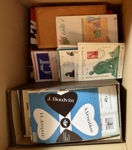 Jaren '50-'70 Samenstelling in dozen en pergamijnzakjes, w.o. FDC's, HK, zegels, postfolders, zm/m/ntz