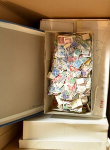 Plusieurs milliers de timbres dans des pochettes, boîtes, etc., tb/b/à voir