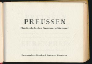 Preussen - Phototafeln der Nummern-Stempel; Bernhard Schirmer; door de auteur zelf uitgegeven; 1952; gedrukt; ingebonden; Duits; +/-120 pag.; harde kaft; zeer mooi; Hoogwaardige kleurenfoto's van de topstukken uit de gespecialiseerde collectie Pruisische puntstempels van de auteur, tentoongesteld en bekroond op de 5e Internationale Postzegeltentoonstelling in Meran (Italië).